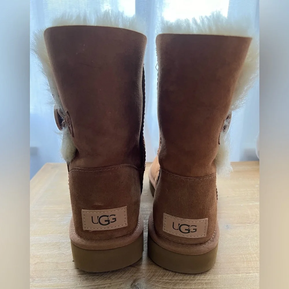 UGG Bailey Button II Sheepskin-Lined Suede Boots Women’s Size 6 in Chestnut